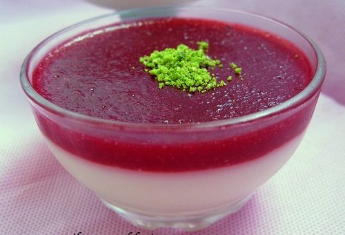 Çilek Soslu İrmik Tatlısı Tarifi ve Yapılışı