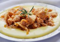 Püre Yatağında Tavuk Sote Tarifi