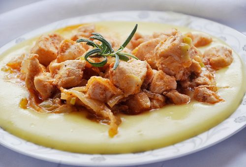 Püre Yatağında Tavuk Sote Tarifi